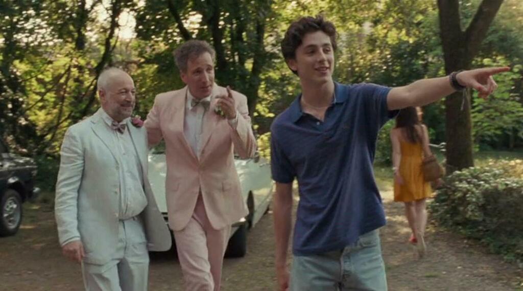À gauche : une apparition en guest star d'André Aciman, l'auteur du roman, dans l'adaptation au cinéma de Call Me By Your Name.