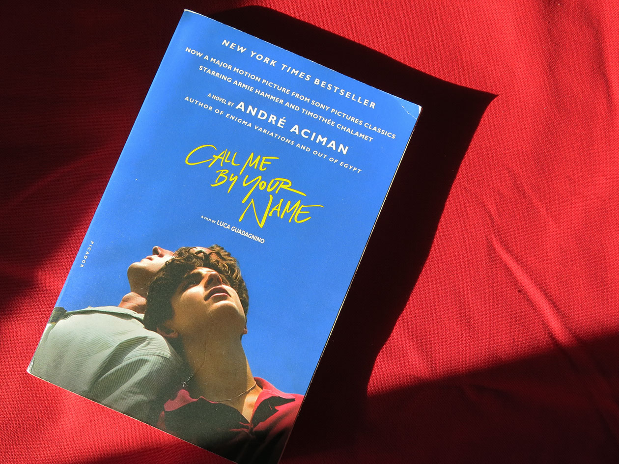 Chronique en podcast du roman d'André Aciman, "Call Me By Your Name", un roman LGBT d'amour et d'été.